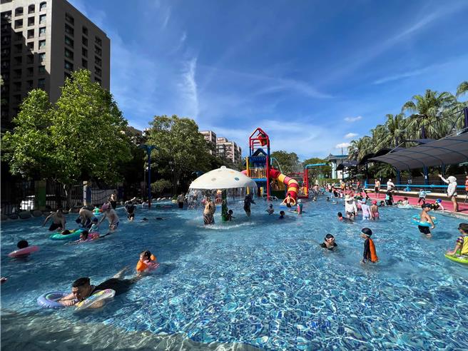 憑旺仔小饅頭包裝截角到台北自來水園區，可享平日門票8折優惠。（宜蘭食品提供／朱世凱台北傳真）