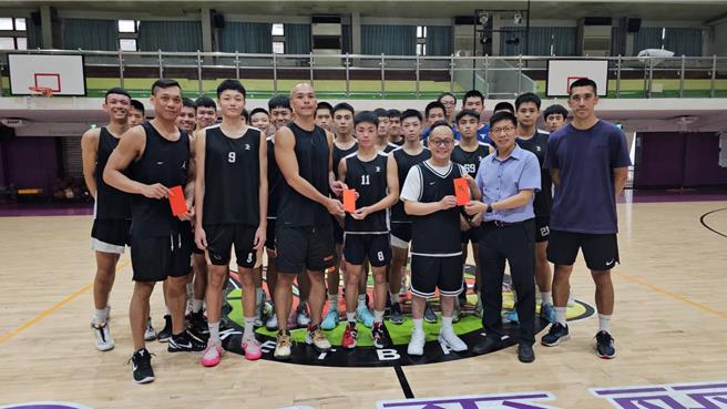 基隆市议会议长童子玮（前右2）与两位职篮选手一起与基隆商工球员练球，并相约今年拚进HBL前八强。（童子玮服务处提供／张志康基隆传真）