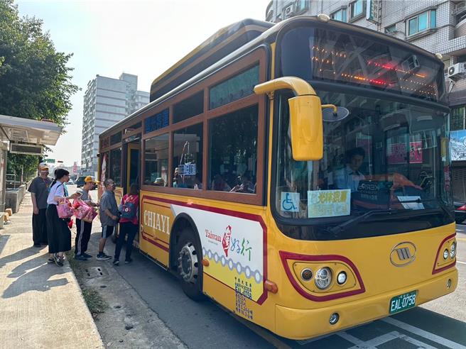 嘉义市为扩大大眾运输服务量能，只要民眾使用电子票证，就能免费搭乘市区公车，好康延至今年底。（嘉义市政府提供／吕妍庭嘉义传真）