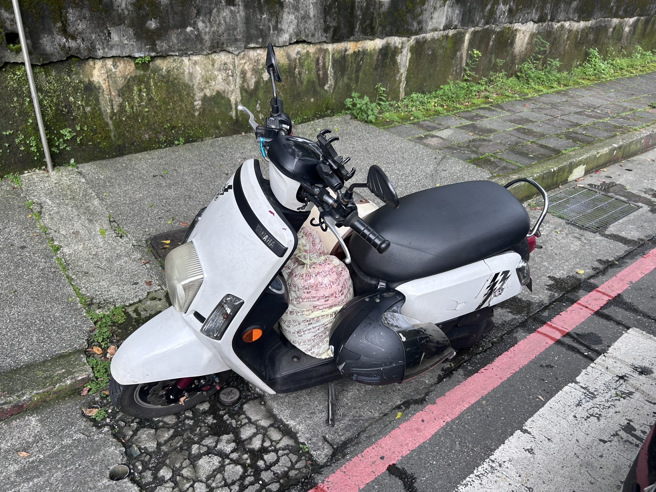 李女当时载着19岁朱姓同事行经新店区中兴路段。（图 / 刘咏韵翻摄）