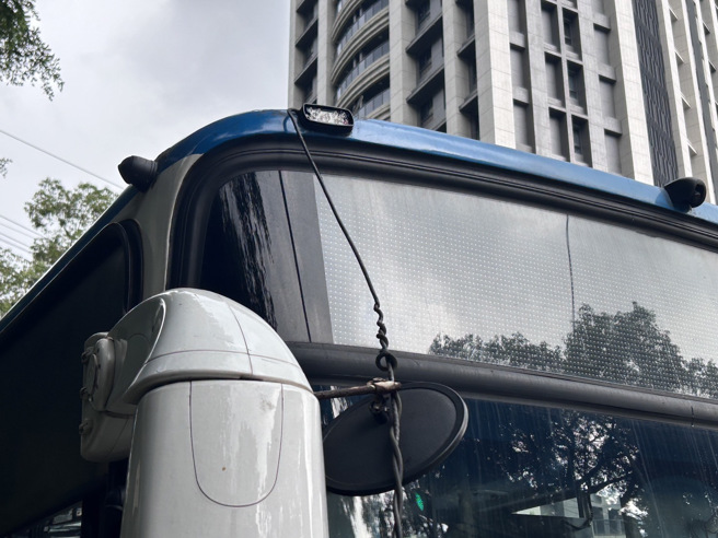 公车的车顶勾到垂落的电线。（图 / 刘咏韵翻摄）