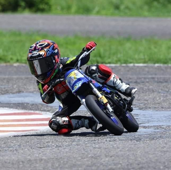 熱愛騎車的陳子龍，年僅7歲就展現不錯的技術。（TSR提供）