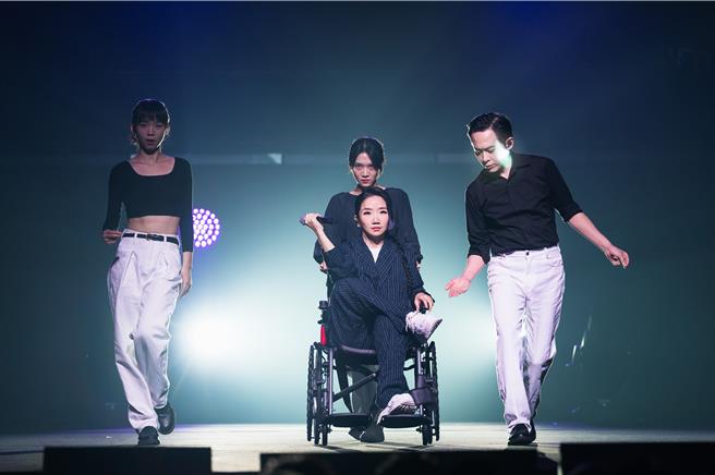 陶晶莹（中）故意坐轮椅登台。（华贵娱乐提供）