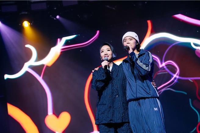 陶晶莹（左）跟18岁女儿荳荳同台演出。（华贵娱乐提供）