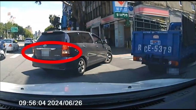 违规逆向超车右转的轿车，转弯后遇到大魔王，只好乖乖倒退。（翻摄爆料公社）