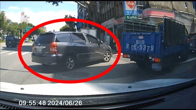 大家都在乖乖排队右转，就是有人违规逆向自以为聪明，没想到遇到大魔王。（翻摄爆料公社）