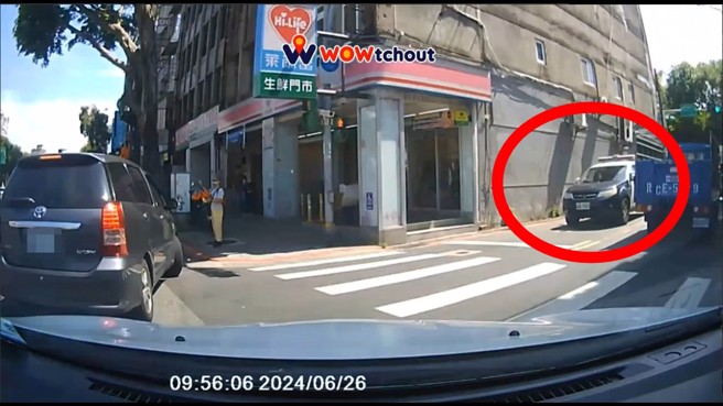 大家都在乖乖排队右转，就是有人违规逆向自以为聪明，没想到遇到大魔王。（翻摄爆料公社）