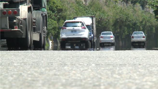 台东县太麻里乡金崙地区今（30）日高温达41度，柏油路面热气蒸腾。（萧嘉蕙摄）