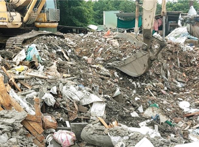 云林县政府成立「违法土方监督小组」，已查获逾500件废弃物回填案，30日县环保局表示将持续与司法人员合作，主动打击不法。（云林县政府提供／张朝欣云林传真）