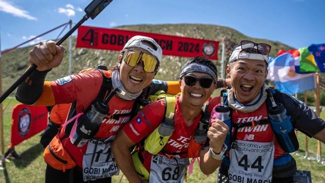 王仁甫(左)突破自我极限，参加「2024蒙古戈壁世界四大极地马拉松」。（图／翻摄王仁甫和季芹之永远的芹仁  脸书）