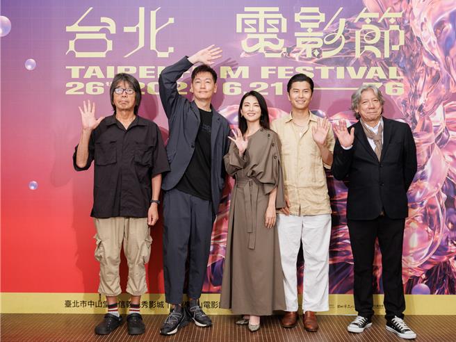 《福田村事件》导演森达也（左起）、井浦新、田中丽奈、朝井大智与小林三四郎出席台北电影节星光首映记者会。（台北电影节提供）