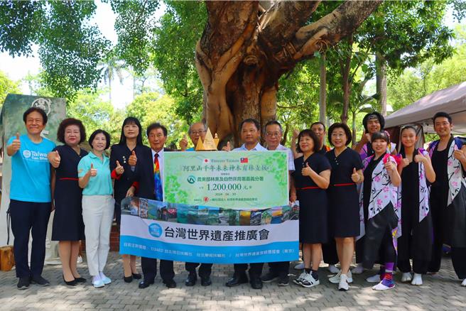 今在国际扶轮嘉义和平扶轮社创设社长吴上明、台北旭日扶轮社日本籍前任社长辛正仁、台北乐城扶轮社代表王晓霖等人协助、见证下，完成捐款仪式。（吕妍庭摄）