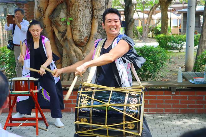 今捐赠仪式上，和太鼓「风鸣」祝贺演奏，吸引许多游客围观。（吕妍庭摄）