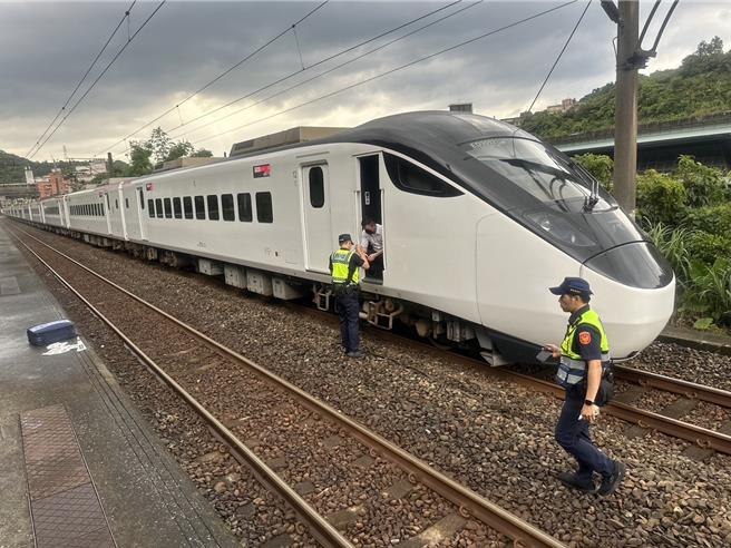 基隆市暖暖区暖暖火车站30日下午发生一起自强号撞击机车的意外，导致七堵站到四脚亭站路线中断，详细的事发原因及经过，还有待铁路警察局台北分局进一步调查厘清。（翻摄照片／张志康基隆传真）