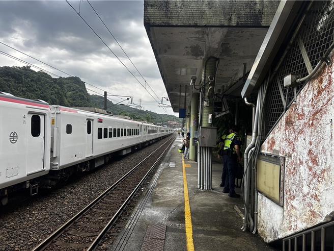 基隆市暖暖区暖暖火车站30日下午发生一起自强号撞击机车的意外，导致七堵站到四脚亭站路线中断，详细的事发原因及经过，还有待铁路警察局台北分局进一步调查厘清。（翻摄照片／张志康基隆传真）