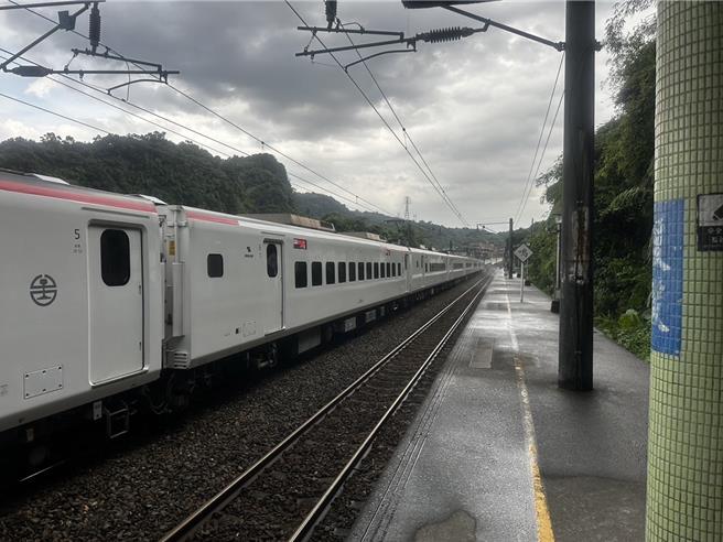 基隆市暖暖区暖暖火车站30日下午发生一起自强号撞击机车的意外，导致七堵站到四脚亭站路线中断，详细的事发原因及经过，还有待铁路警察局台北分局进一步调查厘清。（翻摄照片／张志康基隆传真）