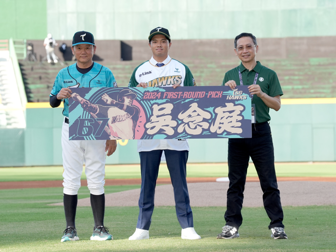 台鋼雄鷹30日在澄清湖主場為吳念庭（中）舉行加盟儀式。（台鋼雄鷹提供）