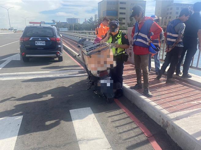 台中市1名外送員26日下午被發現機車停在台中港附近的中南一路旁，人卻失聯。（照片由讀者提供）