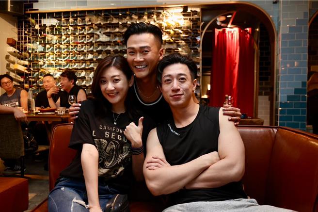 林俊逸（中）感谢林逸欣及吕绍齐支持。（媒体栈提供）