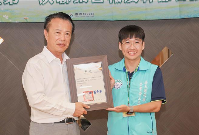 嘉义县长翁章梁特别出席授证仪式，颁发聘书至每位志工手上。（嘉义县政府提供／吕妍庭嘉义传真）