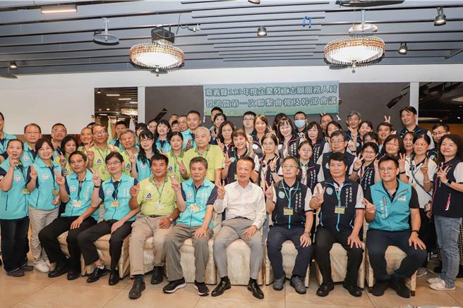 今授证活动由翁章梁为志工颁发聘书，并授旗给企业主管，随后两队企业志工展开热烈交流。（嘉义县政府提供／吕妍庭嘉义传真）