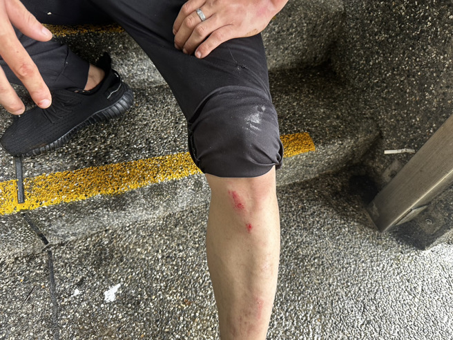 民眾骑车闯入暖暖站月台，不慎落轨后遭自强号撞上。（台铁提供）