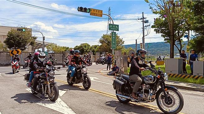 敏杰重车邀集约250位重机车友到彰化观光旅游，欣赏彰化美景，而壮观又井然有序的车队，也成为彰化美景的一部分，吸引沿途民眾的目光。（叶静美摄）