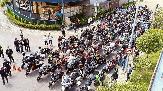 敏杰重车邀集约250位重机车友到彰化观光旅游，浩浩荡荡的车队停靠在乐活袜之乡博物馆队，壮观场面相当吸睛。（叶静美摄）