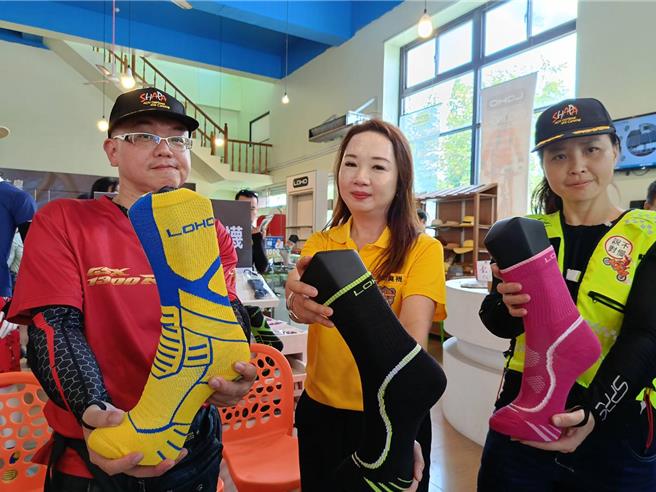 现今有许多重机爱好者，社头织袜业者也特别开发强调抗菌、透气功能，会吸溼排汗的重机袜，获得重机车友肯定。（叶静美摄）