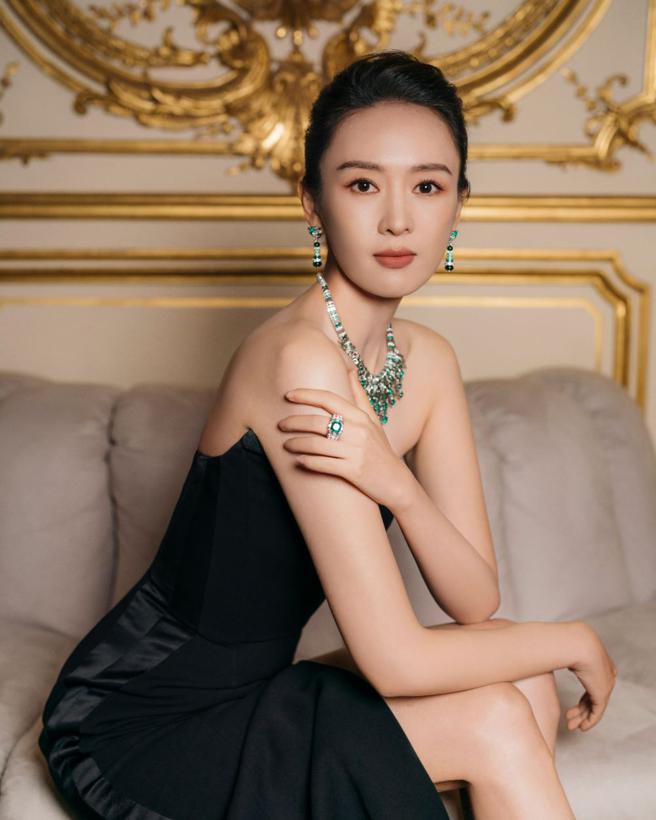 主演《三十而已》走紅的童瑤穿黑色小禮服搭配伯爵祖母綠珠寶套件，風華絕代。（PIAGET提供）