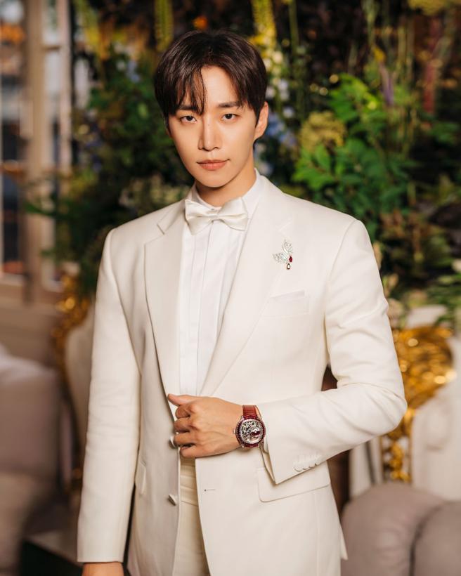 李俊昊身穿白色正裝搭配Polo Emperador紅寶石鏤空陀飛輪腕表，並在領襯別上紅寶石耳環，帥氣破表。（PIAGET提供）