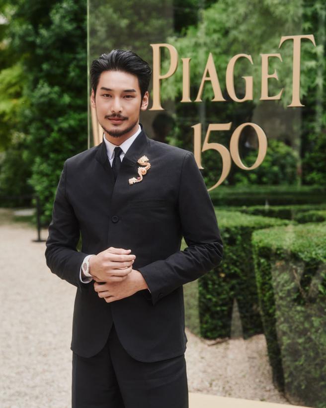 陳立波Apo穿黑色西裝搭配伯爵龍年限量胸針，祥龍盤據胸前，氣勢不凡。（PIAGET提供）