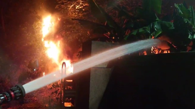 工廠內部已經全面燃燒。（翻攝畫面）