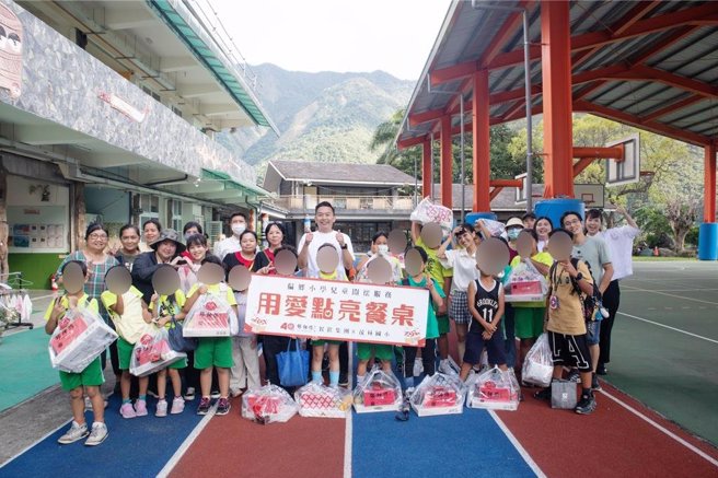 高雄在地老字号餐厅品牌「邓师傅功夫菜」长期关怀偏乡国小学童饮食健康及教育议题。（业者提供）
