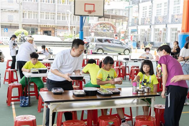 高雄在地老字号餐厅品牌「邓师傅功夫菜」长期关怀偏乡国小学童饮食健康及教育议题。（业者提供）