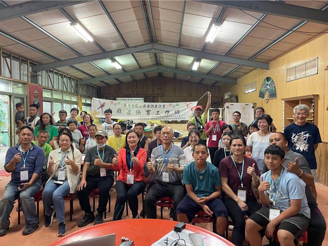 林業及自然保育署屏東分署為使民眾瞭解並一同參與生態保育工作，特於6月的最後一個週六進入那瑪夏區辦理「山麻雀保育工作坊」，活動吸引近30位關注山麻雀的自然保育愛好者及當地部落族人參與。（林業及自然保育署屏東分署提供／林雅惠高雄傳真）