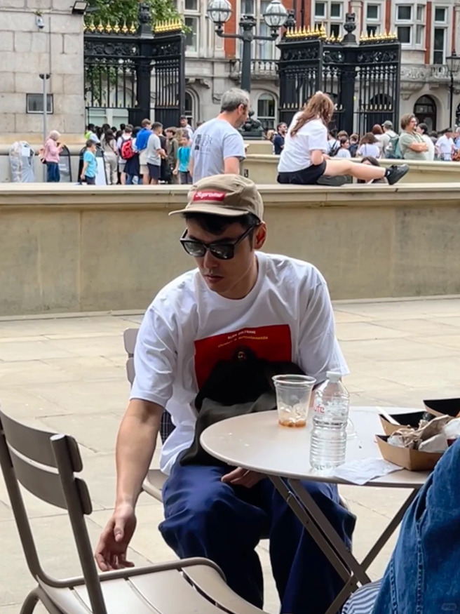 阮经天到英国工作被粉丝巧遇。（图／翻摄芋泥麻薯 小红书）