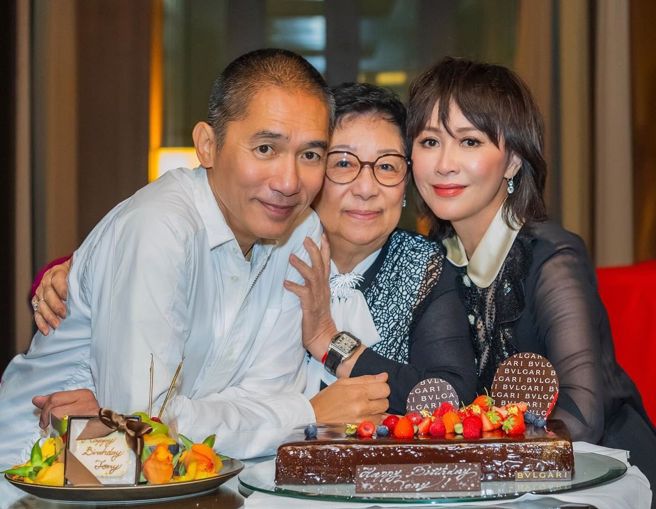 影帝梁朝偉和媽媽、劉嘉玲。（圖／翻攝自carinalau1208 IG）