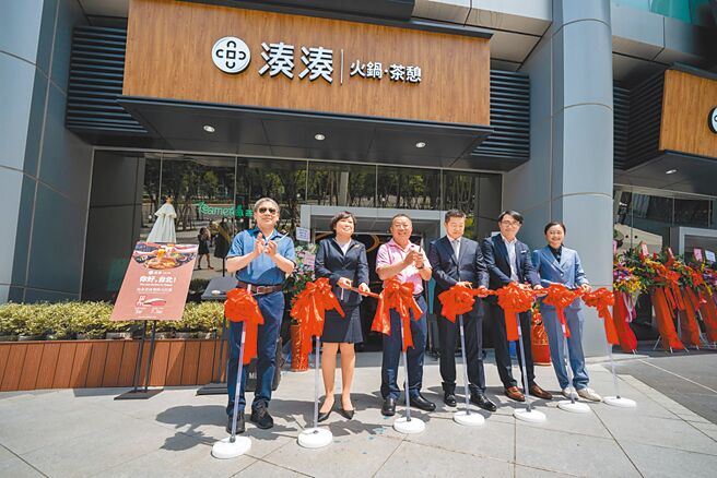 呷哺呷哺集團旗下「湊湊火鍋‧茶憩」25日正式進軍台灣，日前舉行剪綵儀式。圖／湊湊火鍋提供
