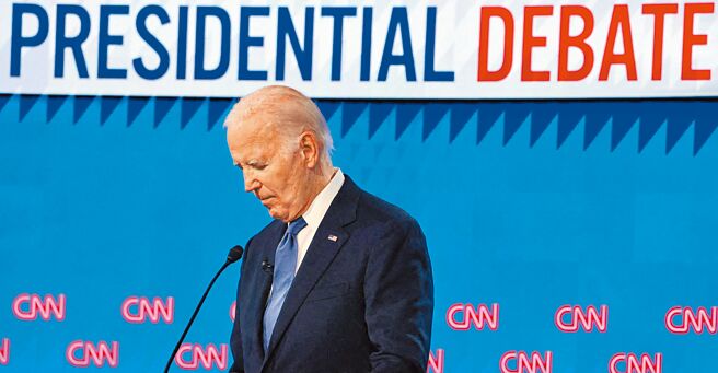 美国总统拜登（见图）与前总统川普首场辩论表现差，让民主党陷入集体焦虑，《纽约时报》28日社论开第一枪，呼吁拜登「为了服务国家」退选。（路透）