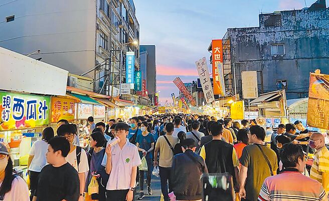 学者表示，要促进观光不能光靠名人，端出什么东西才是重点。图为苗栗县夜市。（民眾提供／李京升苗栗传真）