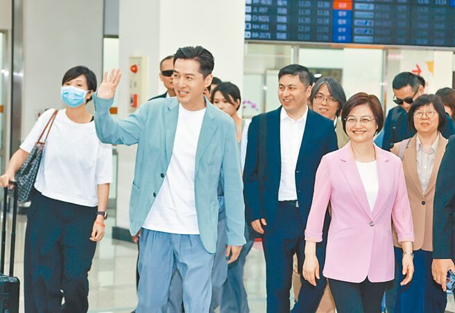 學者指出，兩岸雖有政治分歧，但大陸也希望透過非政治的交流，如影視、音樂等方面，拉近兩岸民間往來。圖為大陸男神胡歌（中）日前暌違6年再度訪台。（本報資料照片）