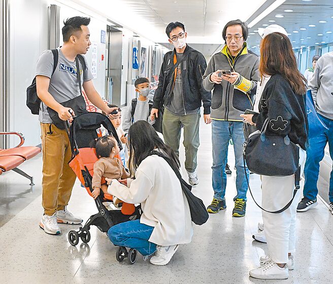 为防年代旅游丢包事件重演，旅行社重大违规者将重罚100万元。图为参加越南富国岛旅客被丢包后返台。 （本报资料照片）