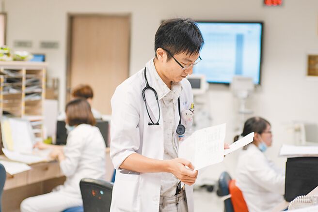 民進黨立委洪申翰提出《醫療法》修法，擬增醫師勞權專章，彌補主治醫師被排除在《勞基法》外的不足。圖為示意圖，圖中人物與新聞無關。（本報資料照片）