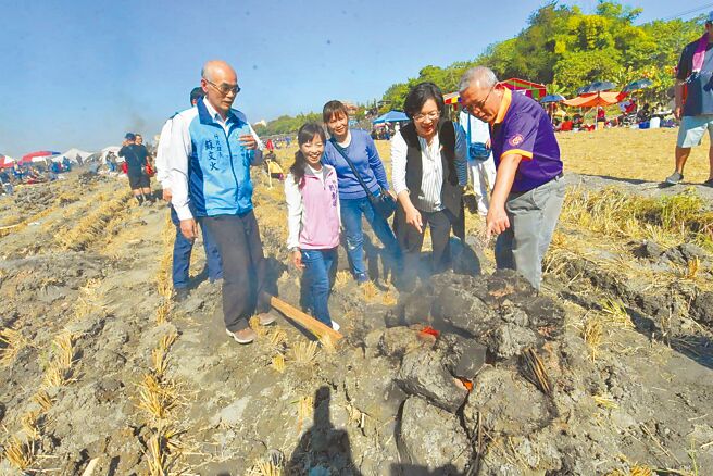 千人爌窑是平和社区年度盛事，已举办23年，彰化县长王惠美（右二）曾前来同乐。（彰化县府提供／孙英哲彰化传真）