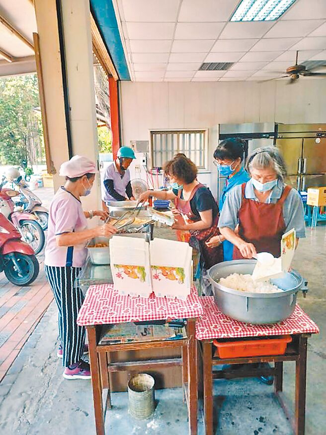 彰化县大村乡平和社区的老人送餐及供餐服务，已持续近13年。（许耀煇提供／孙英哲彰化传真）