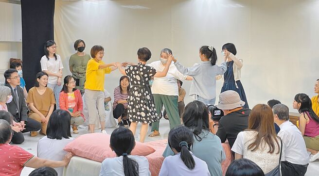 台北市立聯合醫院失智症中心及水面上與水面下劇場合作「翩翩參與式藝術演出」，透過表演反映了參與者在照顧失智症父母過程中的挑戰和心理壓力，顯示了需要更多的支持和指導來應對困難。（黃敬文攝）