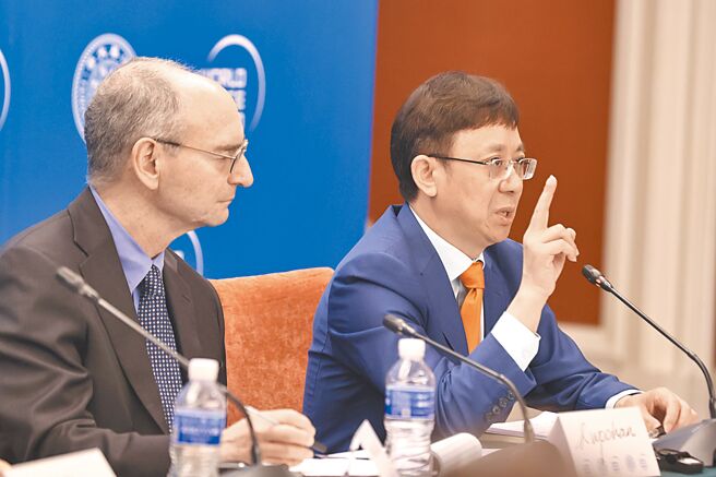 復旦大學國際問題研究院院長、美國研究中心主任吳心伯（右）近日率團赴美觀選考察後受訪指出，美國正在加緊對台海問題的管控，同時也加緊軍事上對台支持，需要注意美國推動台灣問題國際化。（中新社）