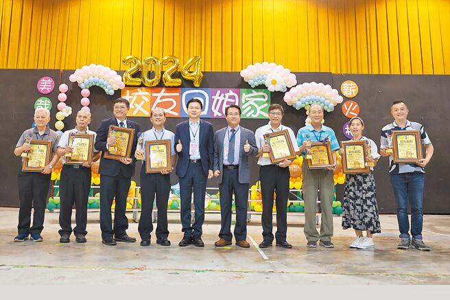 南投县埔里国中校友29日回娘家，从第3届到第75届近1000人参加。校友会理事长、员荣医疗体系总院长张克士（左五）颁发表扬杰出校友。（埔里国中校友会提供／冯惠宜南投传真）