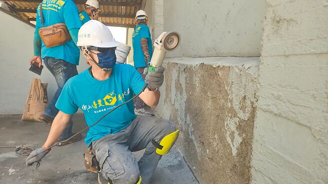 衡山基金會29日動員志工再度前往阿江嬤家修繕，藉此鼓勵更生人阿榮向善，邁向新的未來。（衡山基金會提供／林雅惠高雄傳真）